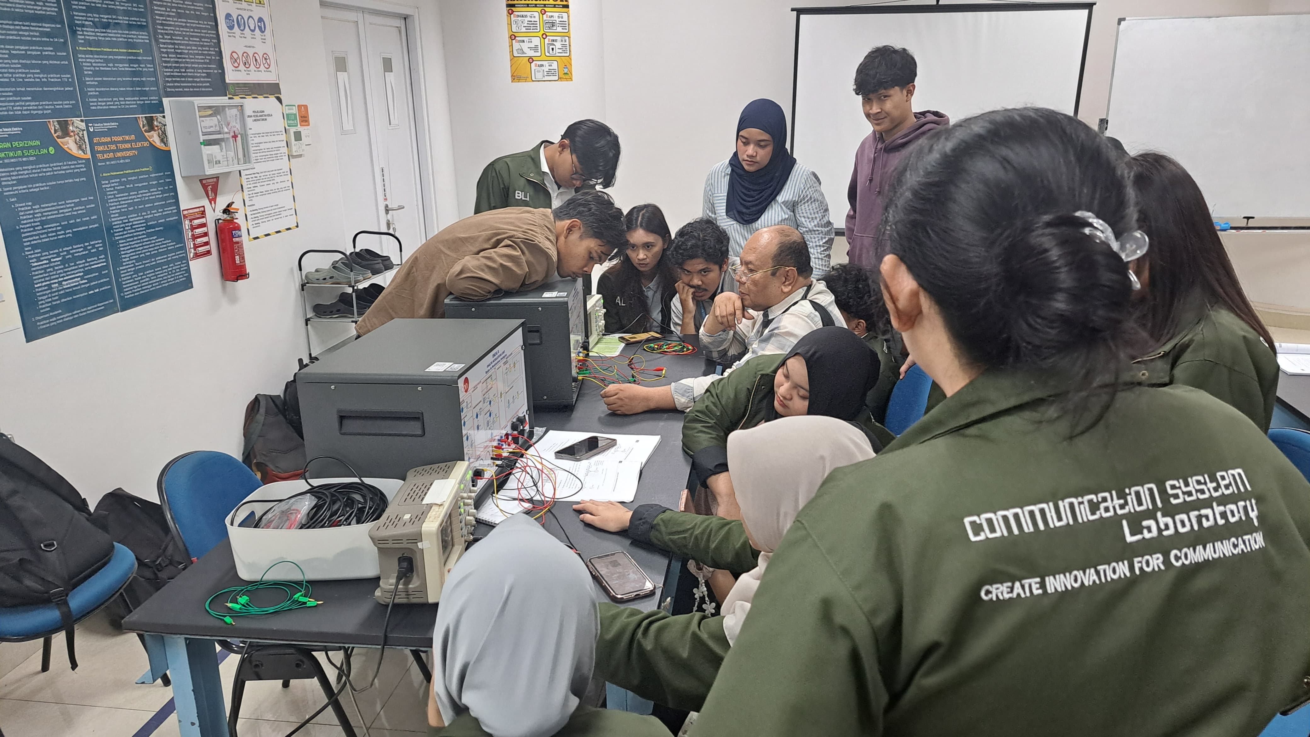 Kegiatan riset Lab Siskom